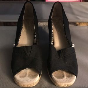 Toms Peep toe espadrille wedges Sz. 6 black